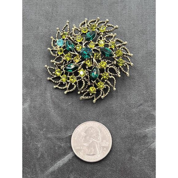 Green Stone & Gold Trim Brooch Pin Christmas Holiday Festive Leaves - Picture 4 of 4